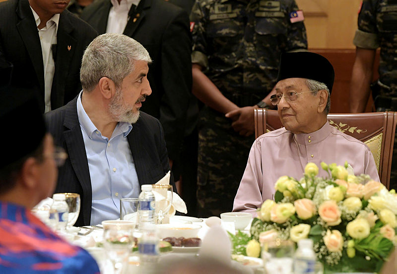 Prime Minister Tun Dr Mahathir Mohamad (R) and former Palestinian Islamic Organisation (Hamas) head Khalid Mishal, during the 9th annual grand iftar, organised by the Palestinian Cultural Organisation Malaysia, on May 22, 2019. — Bernama