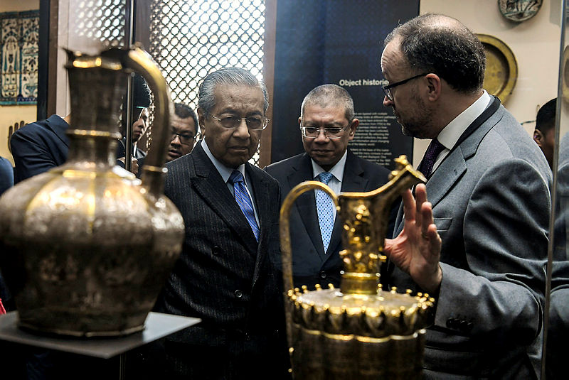 Prime Minister Tun Dr Mahathir Mohamad (L) listens to the British Museum’s deputy director Johanathan Williams (R). — Bernama