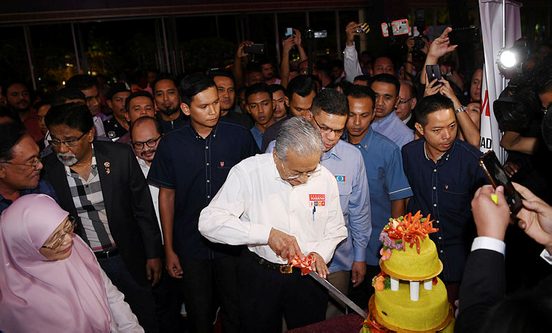 Prime Minister Tun Dr Mahathir cuts a birthday cake in celebration of his 94th birthday, at a PKR event in Port Dickson, on July 20, 2019.