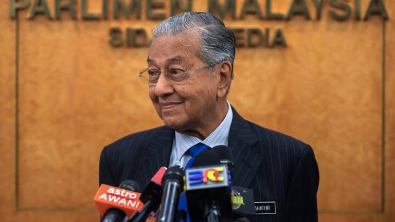 Read newspapers daily to keep active mind, says Mahathir