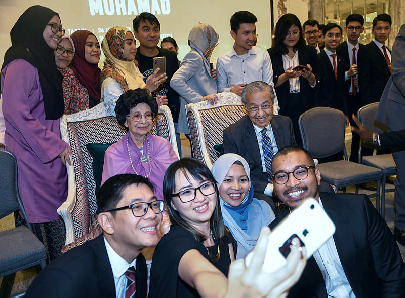 Malaysians in Turkey pose for photographs with Prime Minister Tun Dr Mahathir Mohamad and wife Tun Dr Siti Hasmah Mohd Ali, on July 26, 2019. — Bernama
