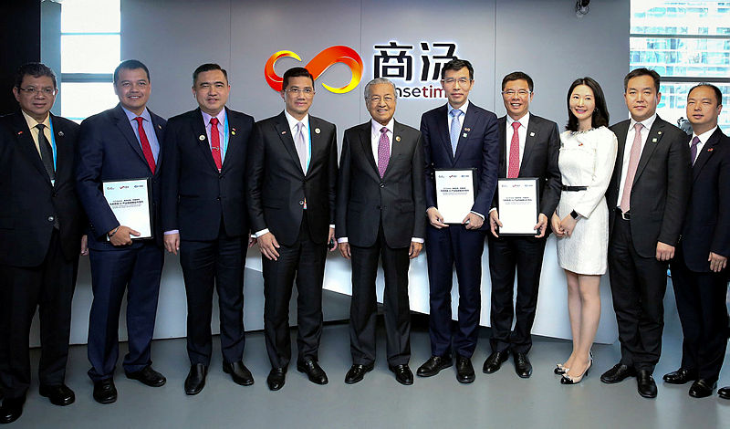 Foreign Minister Datuk Saifuddin Abdullah (L) Transport Minister Anthony Loke (3rd L), Ecocnomic Affairs Minister Datuk Seri Mohamed Azmin Ali and Prime Minister Tun Dr Mahathir Mohamad pose for a photo with officers from g3 Globala and SenseTime, in Beijing, on April 26, 2019. — Bernama