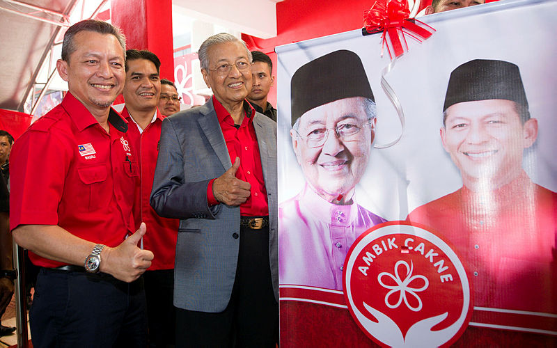 Prime Minister Tun Dr Mahathir Mohamad with Terengganu Bersatu Chairman Datuk Razali Idris (L) at the opening of Bersatu’s office in the state, on Jan 7, 2019. — Bernama