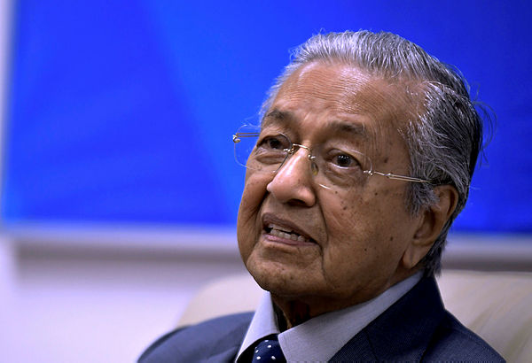 Prime Minister Tun Dr Mahathir Mohamad answers questions from the media during a press conference before the end of his official 3-day visit to Hanoi, Vietnam. — Bernama
