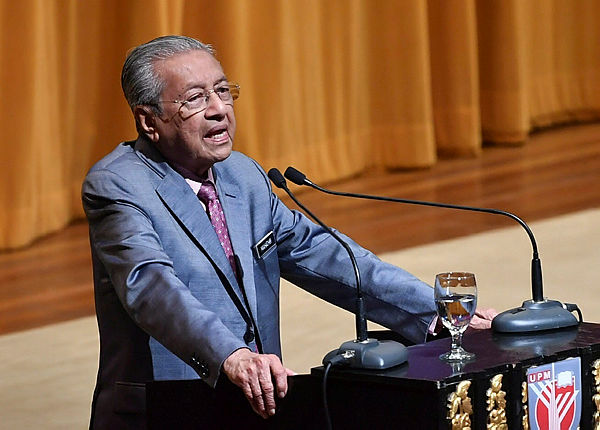 Prime Minister Tun Dr Mahathir Mohamad speaks at the Cuepacs premier assembly with the Prime Minister programme at UPM, Serdang on March 25, 2019. — Bernama