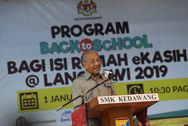 Prime Minister Tun Dr Mahathir Mohamad delivers a speech at the Langkawi eKasih Back to School programme at Sekolah Menengah Kebangsaan Kedawang on Jan 1, 2019. — Bernama