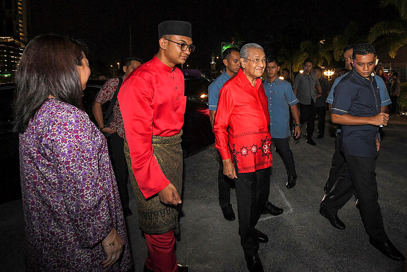 Prime Minister Tun Dr Mahathir Mohamad is greeted upon arrival for dinner organised by the Parti Pribumi Bersatu Malaysia’s (Bersatu) Segambut division at Laman Zarlith, last night. — Bernama