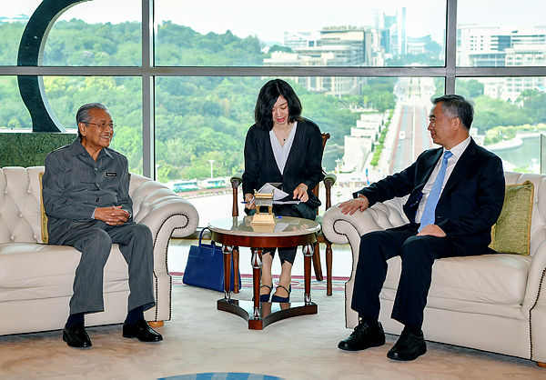Prime Minister Tun Dr Mahathir Mohamad (left) together with Li Xi (right) of the Communist Party of China on June 13 at Perdana Putra.