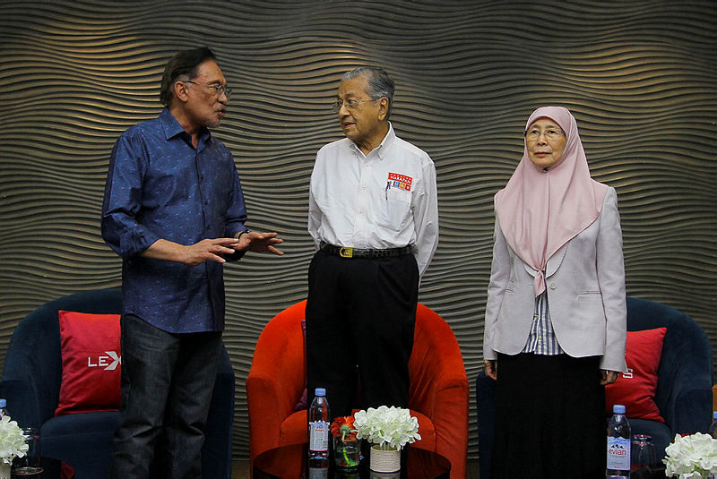 Prime Minister Tun Dr Mahathir, flanked by PKR President Datuk Seri Anwar Ibrahim (L) and Deputy Prime Minister Datuk Seri Dr Wan Azizah Wan Ismail (R), during a retreat of the Keadilan Central Leadership, in Port Dickson, on July 19, 2019. — Bernama