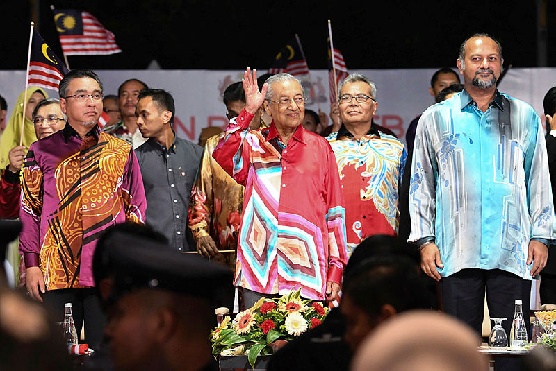 Prime Minister Tun Dr Mahathir Mohamad, flanked by Minister of Communications and Multimedia Gobind Singh Deo (R) and Malacca Chief Minister Adly Zahari during the national-level National Month and Fly the Jalur Gemilang (national flag) at the Dataran Pahlawan, on Aug 3, 2019. — Bernama