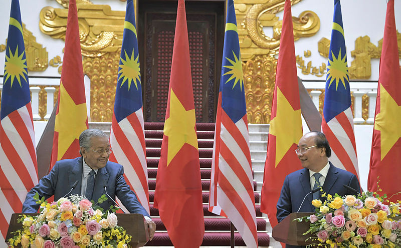 Prime Minister Tun Dr Mahathir Mohamad and his Vietnames counterpart Nguyen Xuan Phuc in Hanoi, on Aug 27, 2019. — Bernama