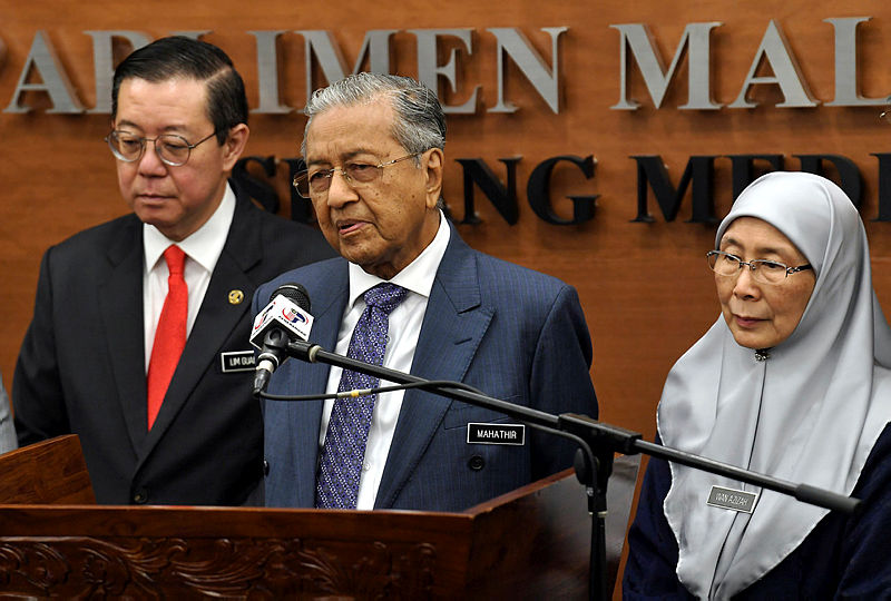 Prime Minister Tun Dr Mahathir Mohamad (C), Finance Minister Lim Guan Eng (L) and Deputy Prime Minister Datuk Seri Dr Wan Azizah Wan Ismail, during a press conference after the tabling of the 2020 Budget at the Parliament, on Oct 11, 2019. — Bernama