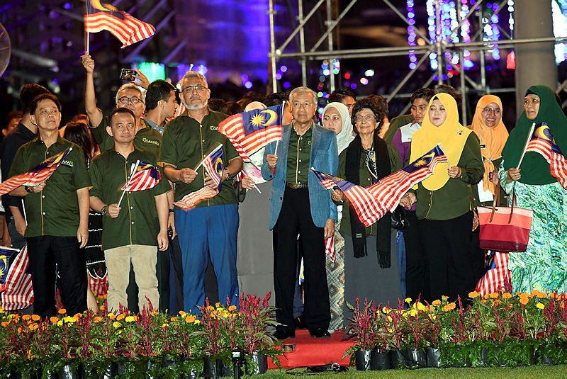 Prime Minister Tun Dr Mahathir Mohamad, his wife Tun Dr Siti Hasmah Mohamad Ali (3rd R) and Federal Territories Minister Khalid Abdul Samad usher in the New Year at Putrajaya Square. — Bernama