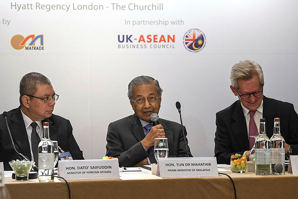 Prime Minister Tun Dr Mahathir Mohamad (center) delivering his speech during a Roundtable Meeting with The British Business Community in London on June 17 at London.