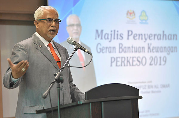 Deputy Human Resources Minister Datuk Mahfuz Omar presents the Socso Financial Aid Grant 2019 to non-governmental organisations and institutions at Menara Perkeso, Kuala Lumpur on Feb 13, 2019. — Bernama