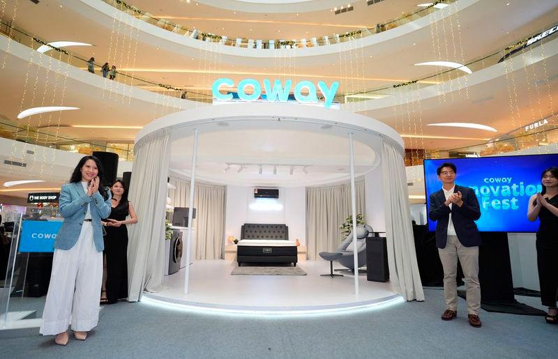 Coway Malaysia showcases its latest Coway BEREX Smart Mattress at the Coway Innovation Fest, with Janice Tan, Group Manager of Marketing Division of Coway Malaysia (left) and Ryan Jung, Head of Marketing and Product Division of Coway Malaysia (right) representing the brand.