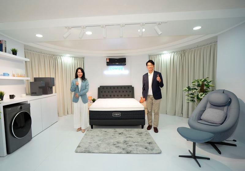 $!The Coway BEREX Smart Mattress takes the spotlight at CIF with Janice Tan, Group Manager of Marketing Division of Coway Malaysia (left) and Ryan Jung, Head of Marketing and Product Division of Coway Malaysia (right).