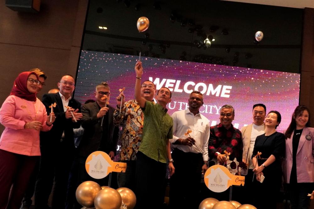 Gembox Holdings Sdn Bhd (subsidiary of GD Pavilion) chairman, Tunku Besar of Tampin (Negri Sembilan) Tunku Syed Razman Tunku Syed Idrus Al-Qadri (in green shirt) with special guests and GD Holdings representatives during the collaboration announcement event.