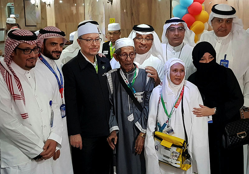 Abdul Gapak Mahmud (4th L), with other pilgrims during his birthday celebration, on July 21, 2019. — Bernama
