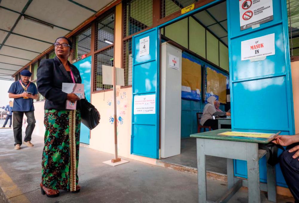 Independent candidate Malarvizhi Rajaram arrives to cast her vote at SJKC (C) Chung Hua, Rantau, on April 13, 2019. — Sunpix by Ashraf Shamsul