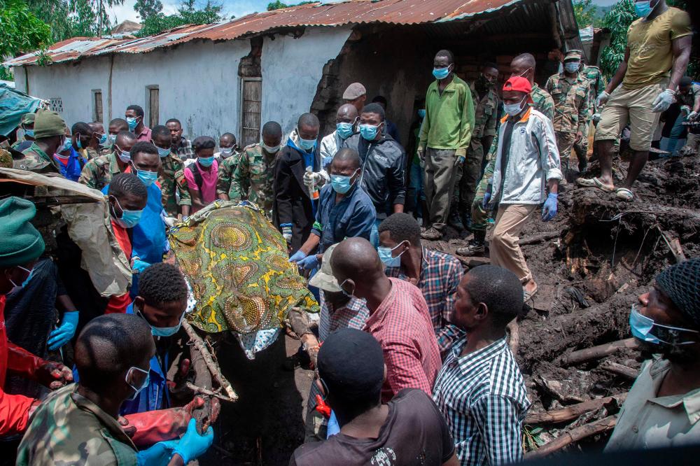 Malawi Defence Force, (MDF) soldiers recover a body of a victim of landslide which resulted due to heavy rains resulting from cyclone freddy during an MDF rescue operation at Manje informal settlement in Blantyre, southern Malawi, March 16, 2023. AFPPIX