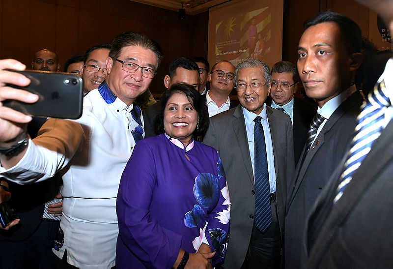 The Malaysian diaspora in Vietnam take a photograph with Prime Minister Tun Dr Mahathir Mohamad, on Aug 26, 2019. — Bernama