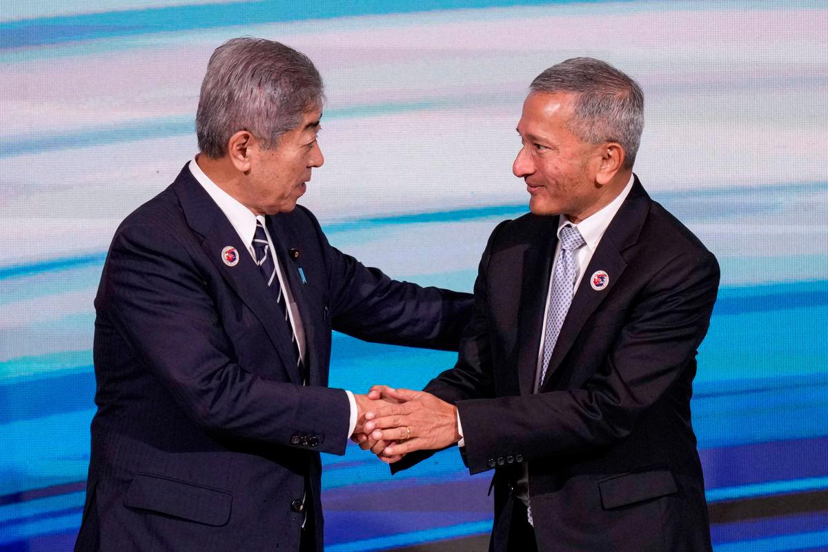 Japan’s Foreign Minister Takeshi Iwaya (L) is greeted by Singapore’s Minister for Foreign Affairs Vivian Balakrishnan (R) - Bernamapix