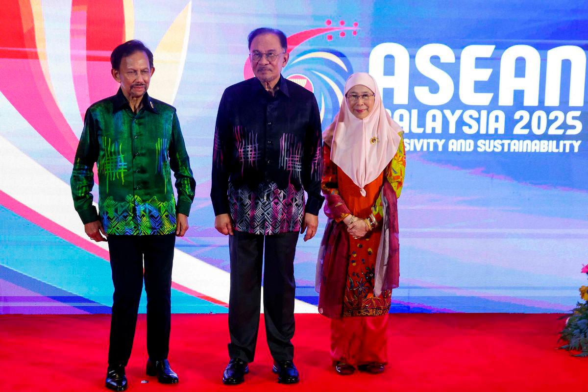 Malaysia’s Prime Minister Anwar Ibrahim (C) with wife Wan Azizah Wan Ismail (R) poses alongside Sultan of Brunei Hassanal Bolkiah before a gala dinner during the 46th Association of Southeast Asian Nations (ASEAN) Summit in Kuala Lumpur on May 26, 2025. AFPpix