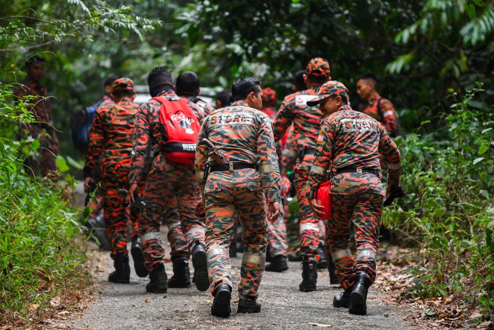 Members of a Malaysian rescue team take part in a search and rescue operation for the missing 15-year-old Franco-Irish, Nora Quoirin in Seremban on August 7, 2019. - AFP