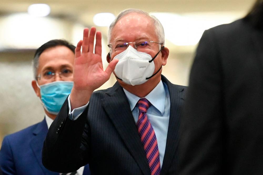Malaysia's former prime minister Najib Razak (C) waves as he arrives at the federal court in Putrajaya on August 19, 2022. fotoAFP