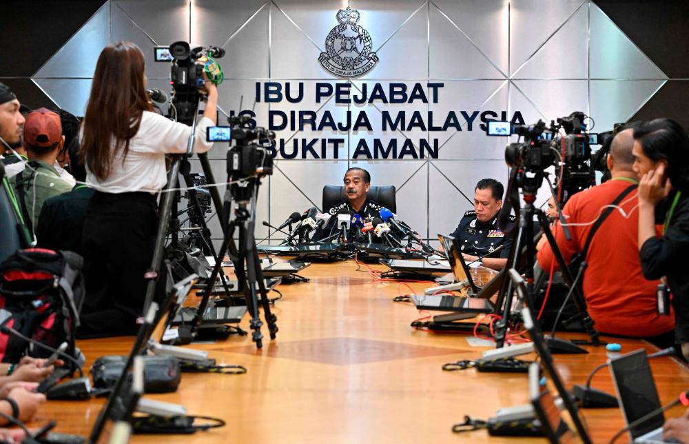 Inspector General of the Royal Malaysia Police Razarudin Husain (C) speaks during a press conference in Kuala Lumpur, following the arrest of three locals and a suspected Israeli man who was caught with six handguns//AFPix
