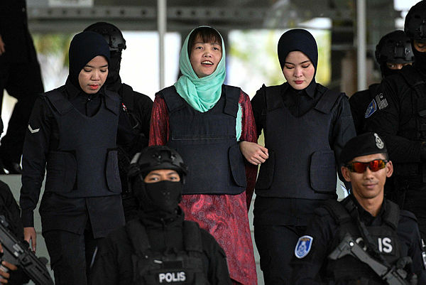 Vietnamese national Doan Thi Huong (C) is escorted by Malaysian police out of the High Court in Shah Alam on April 1, 2019. — AFP