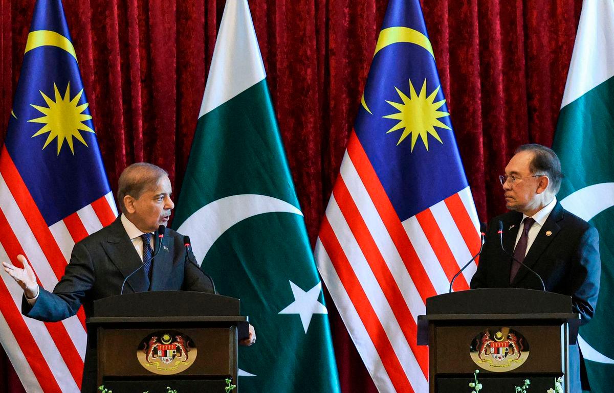 Perdana Menteri Pakistan, Shehbaz Sharif dan Perdana Menteri Malaysia, Anwar Ibrahim (kanan) menghadiri sidang akhbar semasa pertemuan di Putrajaya pada 6 Oktober 2025. (Foto oleh HASNOOR HUSSAIN / POOL / AFP)