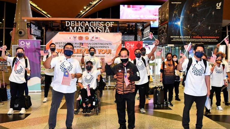 Malaysia’s para athletes at the Kuala Lumpur International Airport (KLIA) before departing for Tokyo on Thursday. – BERNAMAPIX