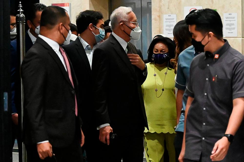 Malaysia's former prime minister Datuk Seri Najib Abdul Razak (C) and his wife Datin Seri Rosmah Mansor (C-R) walk during a break in his appeal at the federal court in Putrajaya on August 18, 2022. AFPPIX