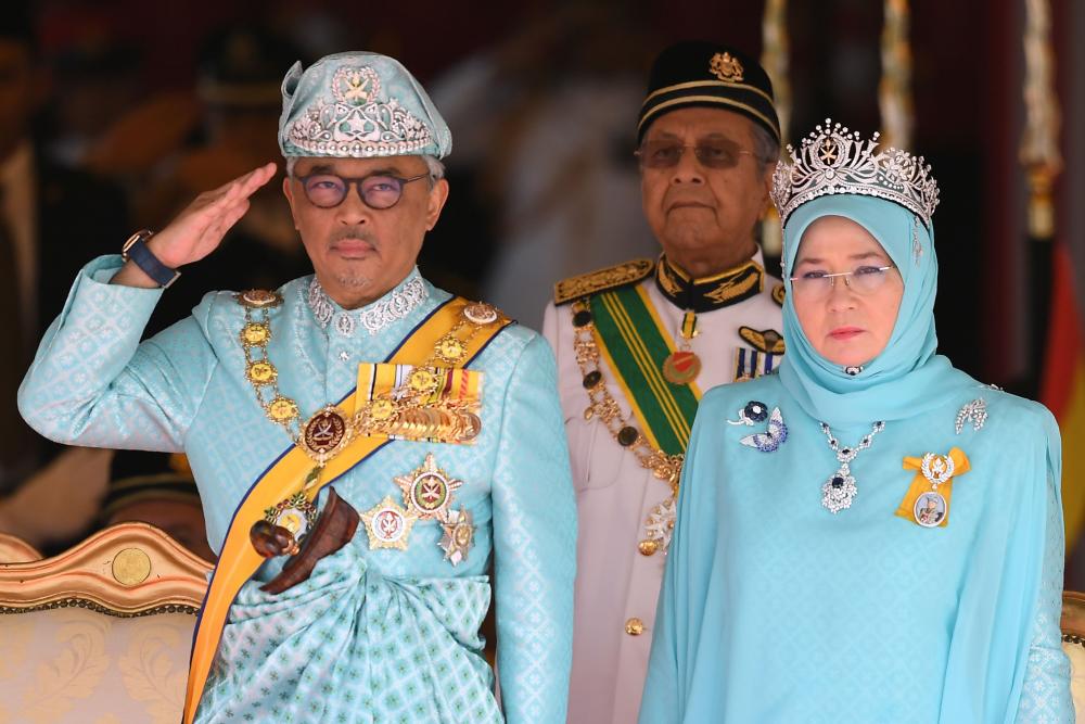 Yang di-Pertuan Agong Al-Sultan Abdullah Ri’ayatuddin Al-Mustafa Billah Shah (L) and Raja Permaisuri Agong Tunku Azizah Aminah Maimunah Iskandariah (R)