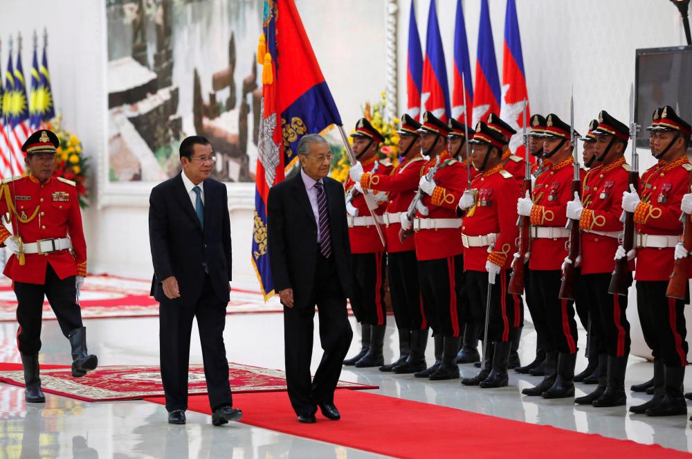 Prime Minister Tun Dr Mahathir Mohamad accompanied by his Cambodian counterpart Hun Sen inspect an honour guard at the Peace Palace in Phnom Penh, Cambodia, Sept 3, 2019. - Reuters