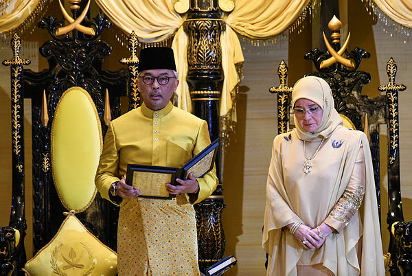 This handout photo taken and released by Malaysia’s Department of Information on Jan 15, 2019 shows the sixth Sultan of Pahang, Sultan Abdullah Sultan Ahmad Shah (L) taking the oath as Tunku Azizah Aminah Maimunah Iskandariah, (R) listens during his proclamation at Istana Abu Bakar in Pekan, Pahang. — AFP