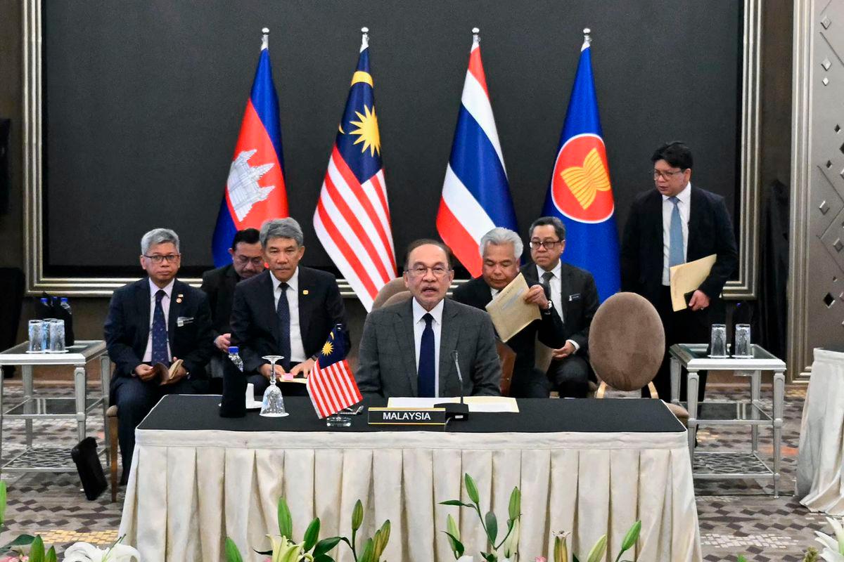 Malaysia’s Prime Minister Anwar Ibrahim (C) mediates talks with Cambodia’s Prime Minister Hun Manet and Thailand’s acting Prime Minister Phumtham Wechayachai on a possible ceasefire between Thailand and Cambodia in Putrajaya on July 28, 2025. (Photo by MOHD RASFAN / POOL / AFP)