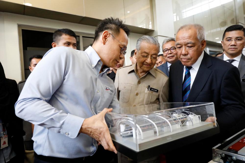 Lian (left) with Mahathir, MiGHT joint chairman Tan Sri Dr Ahmad Tajuddin Ali (second right) and Minister of Economic Affairs Datuk Seri Mohamed Azmin Ali (right) showcasing the PIES project model.