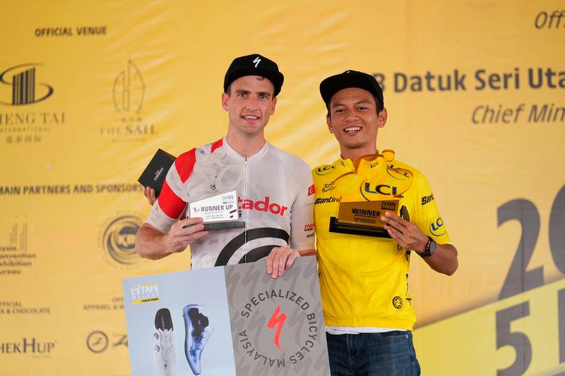 Mohd Hafidz Abd Hamid (right) clinches 1st place in the L’Etape Melaka Specialised 140km Elite Wave – Men category, with a time of 03:20:31.56, followed closely by South Africa’s Matthew Brittain with a time of 03:20:31.57.