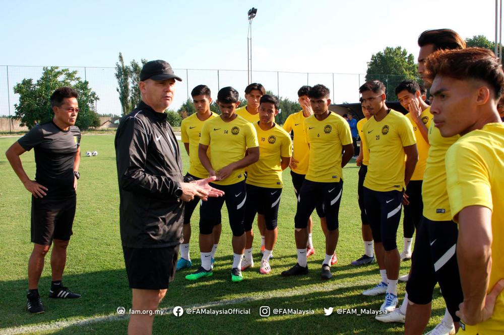 Brad Maloney’s Malayan Tigers B-23 squad today went down for their first training at the Qibray Training Field in preparation for the 2022 B-23 Asian Cup in Tashkent, Uzbekistan from June 1, 2022 to June 19, 2022. Credit: Facebook/FAM