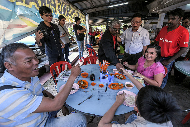 Pakatan Harapan (PH) candidate for the Cameron Highland’s by-election during a walkabout and speaking with locals in Pekan Ringlet, Cameron Highlands, on Jan 13, 2018. — Bernama