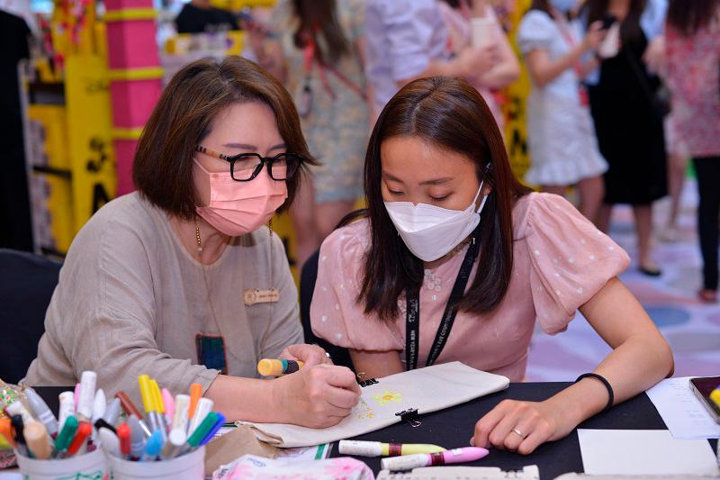 $!Many activities such as DIY Tote Bag painting was held.