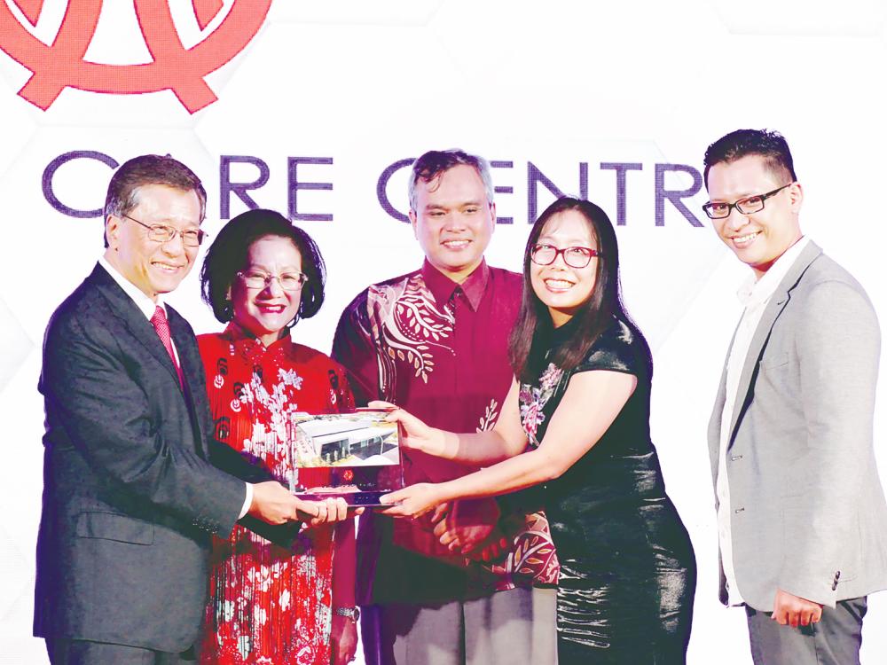 From left: Lim, Puan Seri Cecilia, Director of Universiti Malaya Medical Centre Dr. Tunku Kamarul Zaman Tunku Zainol Abidin, Tan and Muhammad Mujada during the presentation of the plaque marking the handover of the new Dementia Care Centre to the management team.