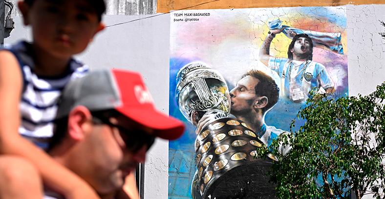 A man with his son passes by a mural by the artist Maxi Bagnasco depicting Argentine football stars Lionel Messi (left) and Diego Maradona (right) in Buenos Aires, Argentina on Nov 11, 2022. – AFPPIX $!A man with his son passes by a mural by the artist Maxi Bagnasco depicting Argentine football stars Lionel Messi (left) and Diego Maradona (right) in Buenos Aires, Argentina on Nov 11, 2022. – AFPPIX