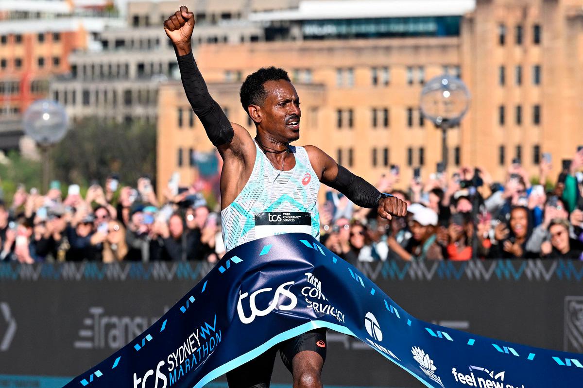 Ethiopia’s Hailemaryam Kiros crosses the finish line first in the 2025 Sydney Marathon, crossing the iconic Harbour Bridge on August 31, 2025. - Saeed KHAN / AFP $!Ethiopia’s Hailemaryam Kiros crosses the finish line first in the 2025 Sydney Marathon, crossing the iconic Harbour Bridge on August 31, 2025. - Saeed KHAN / AFP