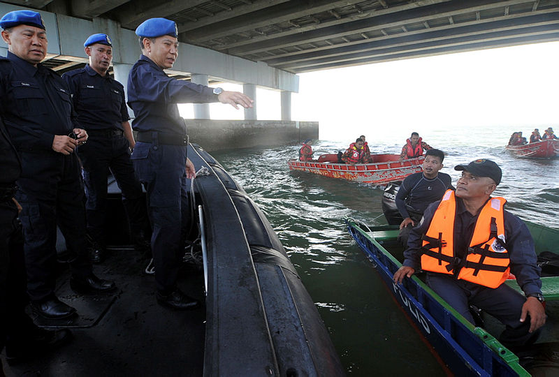Marine police was represented by Commander ACP Rosman bin Ismail gives instruction to his team during the search and rescue operation, on Jan 20, 2019. — Bernama