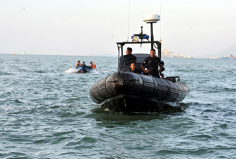 The police’s marine units during the search and rescue efforts, on Jan 20, 2019. — Bernama
