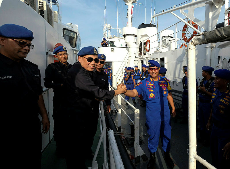 Marine Police Region One deputy commander Supt Dimin Awang (2nd L) and North Sumatera Maritime and Air Police director Yosi Muhamartha (R) pose for a photo during the Sea @ Rendezvous (RV) meeting and breaking of fast with the Indonesian Maritime Police Force (Polair) representatives in the waters of the Malacca Straits, on May 29, 2019. — Bernama